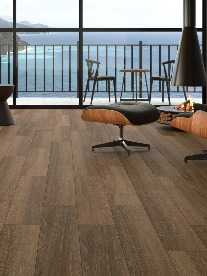 Salon avec vue sur mer, sol en carrelage effet bois de la collection Inspiration bois
