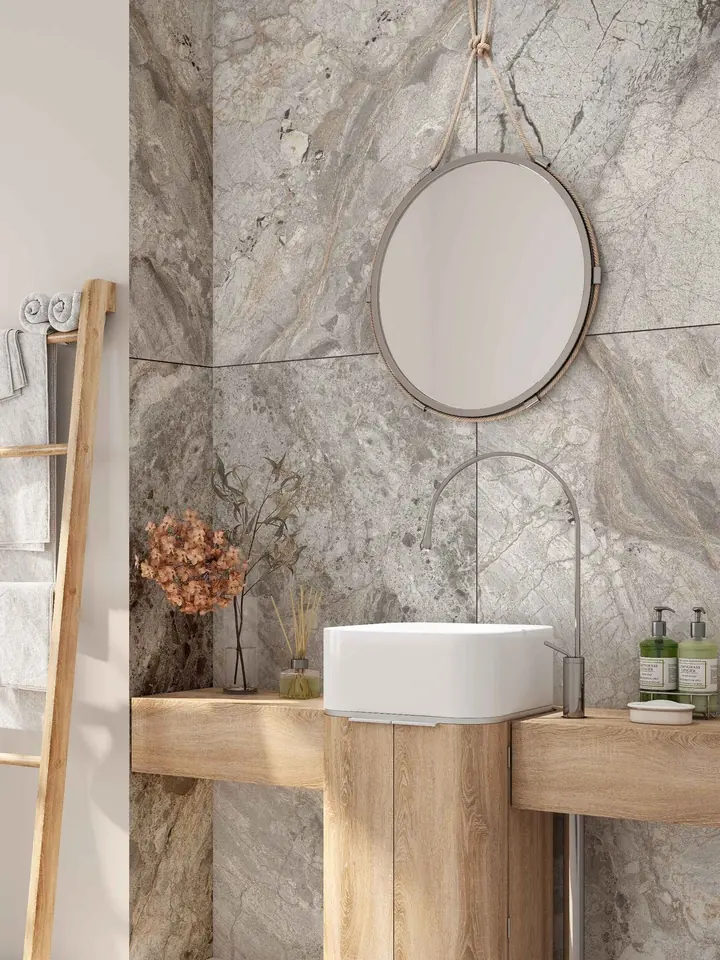 Salle de bain habillee de grands formats effet marbre